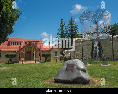 Sculpture en acier masque des rois, basé sur le moko conception de la première et deuxième rois Maori, le Roi Tawhiao et Roi Potatau, Ngaruawahia, Nouvelle-Zélande Banque D'Images