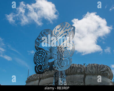 Sculpture en acier masque des rois, basé sur le moko conception de la première et deuxième rois Maori, le Roi Tawhiao et Roi Potatau, Ngaruawahia, Nouvelle-Zélande Banque D'Images