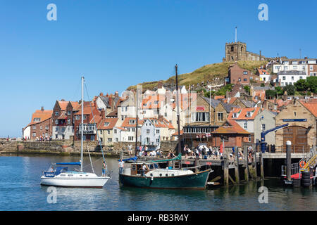 Port et East Cliff, Whitby, North Yorkshire, England, United Kingdom Banque D'Images