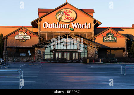 Un logo affiche à l'extérieur d'un Bass Pro Shops Outdoor World store à Harrisburg, en Pennsylvanie, le 29 décembre 2018. Banque D'Images