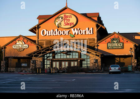 Un logo affiche à l'extérieur d'un Bass Pro Shops Outdoor World store à Harrisburg, en Pennsylvanie, le 29 décembre 2018. Banque D'Images