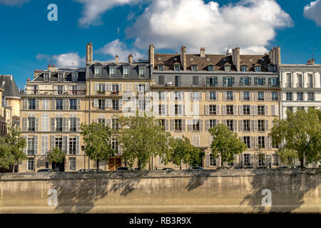 Élégant appartement bâtiments avec volets en bois blanc donnant sur la Seine sur l'île Saint-Louis , Paris , France Banque D'Images