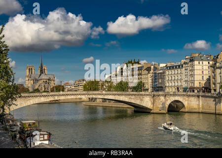 Pont de la Tournelle enjambe la Seine avec la cathédrale Notre-Dame et l'Île Saint-Louis à l'arrière-plan en été ,Paris ,France Banque D'Images