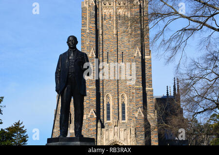 1935 La statue de James B Duc avec de la canne à sucre et de cigare dans l'avant de la chapelle sur le campus de l'Université Duke de Durham en Caroline du Nord. Banque D'Images