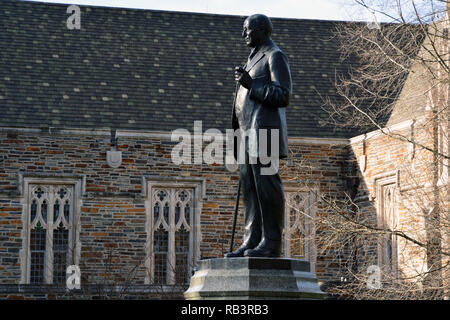 1935 La statue de James B Duc avec de la canne à sucre et de cigare dans l'avant de la chapelle sur le campus de l'Université Duke de Durham en Caroline du Nord. Banque D'Images