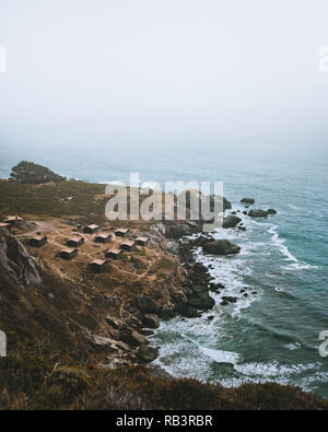 Ravin escarpé cabines rustiques sur Mt. Tamalpais le long de la côte du Pacifique sur un jour brumeux et Moody, Stinson Beach, comté de Marin, en Californie, USA. Banque D'Images