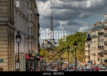 En regardant vers le Jardin du Luxembourg , des foules de gens marchant le long de la rue Soufflot avec la Tour Eiffel au loin ,Paris ,France Banque D'Images