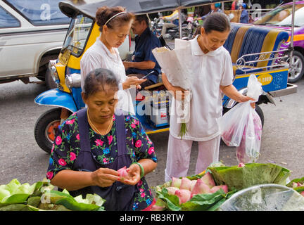 Les vendeurs de lotus sur le trottoir de la Pak Khlong Talat marché aux fleurs à Bangkok en Thaïlande Banque D'Images