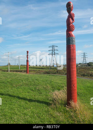 Pou whenua, marqueur en bois sculpté, des postes et des pylônes électriques, à Rangiriri battle site Pa, Waikato, Nouvelle-Zélande Banque D'Images