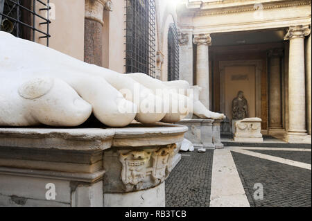 Le pied de Constantine. Cela fait partie de ce qui était autrefois une gigantesque sculpture de marbre de l'empereur Constantin. Il le long, avec les autres pièces sont dans la cour Banque D'Images