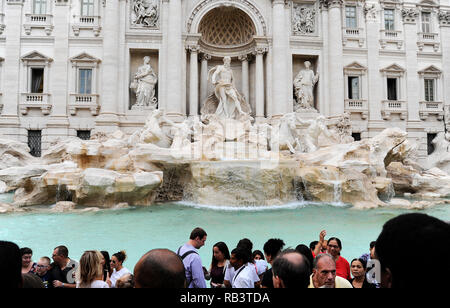 ROME, ITALIE - 11 octobre 2018 : foule de personnes et de la fontaine de Trevi à Rome ville. C'est c'est la plus grande fontaine baroque dans la Rome et l'un des m Banque D'Images