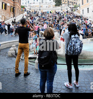 Rome, Italie, 11 Octobre 2018 : Trois personnes sont photographier avec le téléphone sur la Piazza di Spagna à Rome Banque D'Images