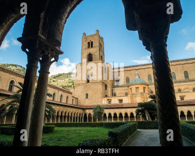 L'architecture normande de la cathédrale de Monreale, une ville de la ville métropolitaine de Palerme, Sicile, Italie Banque D'Images