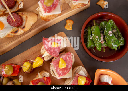 Vue de dessus de table avec variété de hors-d'œuvre de la Méditerranée - tapas. Vue de dessus Banque D'Images