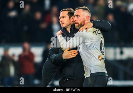 5 janvier 2019, Pride Park, Derby, England ; l'unis en FA Cup, 3ème tour, Derby County vs Southampton ; Frank Lampard manager de Derby célèbre le 2-2 dessiner avec Richard Keogh (06) de Derby County Credit : Craig Milner/News Images images Ligue de football anglais sont soumis à licence DataCo Banque D'Images