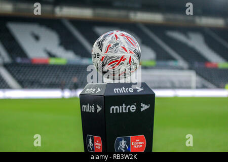 5 janvier 2019, Pride Park, Derby, England ; l'unis en FA Cup, 3ème tour, Derby County vs Southampton ; Match Ball Crédit : Craig Milner/News Images images Ligue de football anglais sont soumis à licence DataCo Banque D'Images