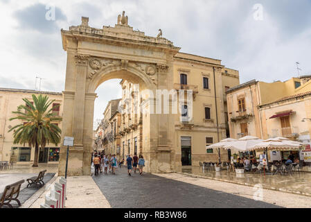 Noto, Sicile, Italie - 23 août 2017 : Vue de la porte Royale, le symbole de l'entrée dans la ville de Noto. Banque D'Images