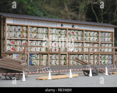 Photo de l'amour très décoré de barils, à l'affiche au Sanctuaire Shinto Tsurugaoka Hachimangu, Kamakura, Japon Banque D'Images