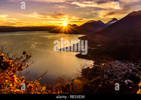 Au lever de soleil sur le lac Atitlan, 5 volcans, San Juan La Laguna & San Pedro la Laguna. Vue de nez indien, montagnes du Guatemala. Banque D'Images