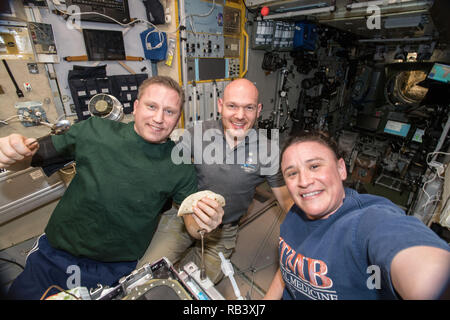 Les membres de l'équipage Expédition 57 Sergey Prokopyev, gauche, Alexander Gerst, centre, et Serena Aunon prendre un chancelier à l'intérieur de la Fédération de selfies Module de service Zvezda de la Station spatiale internationale le 9 novembre 2018 dans l'orbite de la Terre. Banque D'Images