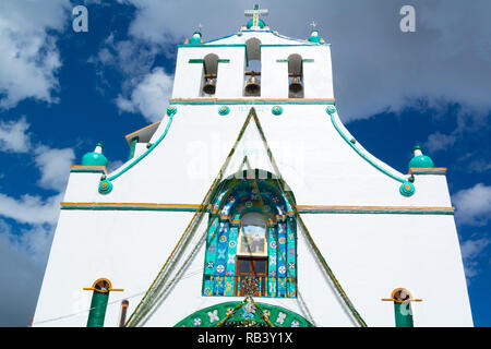 Une façade de l'église San Juan, San Juan Chamula, Chiapas, Mexique Banque D'Images