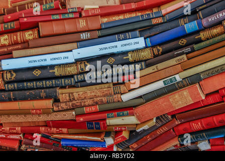 Grand livre de la bibliothèque dans la pile de couleur Banque D'Images