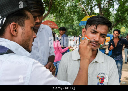 New Delhi, Aug 15, 2018 - Un garçon obtient les couleurs du drapeau indien peint sur son visage à l'occasion de la Journée de l'indépendance indienne le 15 août 2018 à N Banque D'Images