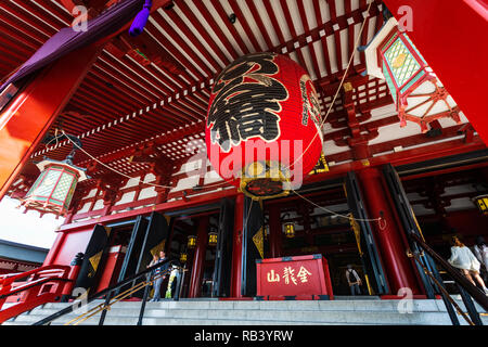 Tokyo, Japon - 18 octobre 2018 : une grande lampe rouge au Temple Sensoji, également connu sous le nom d'Asakusa Kannon est un temple bouddhiste situé à Asakusa. Banque D'Images