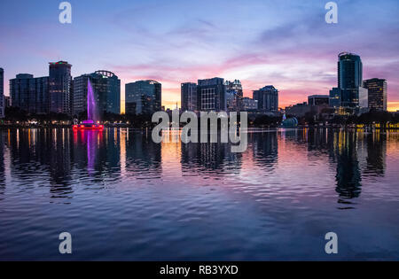 Orlando, Florida City skyline at Dusk du magnifique lac Eola Park. (USA) Banque D'Images