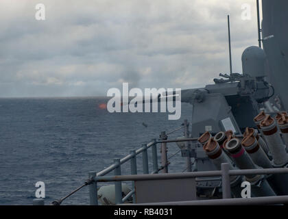 190104-N-A530-0303 MER MÉDITERRANÉE (janv. 4, 2019) - UNE MARQUE 38 25mm machine gun est tiré au cours d'un exercice de tir réel sur l'île de Whidbey-class amphibious landing ship dock USS Fort McHenry (LSD 43) Le 4 janvier 2019. Le Fort McHenry et entrepris 22e Marine Expeditionary Unit sont sur un déploiement prévu dans le cadre du groupe amphibie Kearsarge en soutien d'opérations de sécurité maritime, d'intervention en cas de crise et le théâtre de la coopération en matière de sécurité, en offrant également une présence navale de l'avant. (U.S. Photo par marine Spécialiste de la communication de masse 3 classe Chris Roys/libérés) Banque D'Images