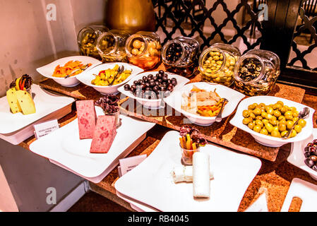 Variété de la nourriture sur la table, du vin, des olives, des en-cas et d'autres fromages apéritif, antipasti italiens sur la plaque Banque D'Images