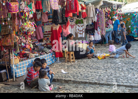 Une famille mexicaine au mercado de artesanias avec des souvenirs, éditorial seulement. , San Cristobal de las Casas, Chiapas, Mexique Banque D'Images