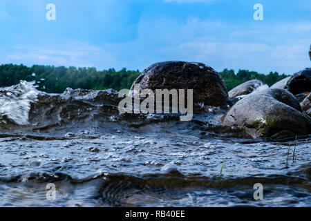 Les grandes vagues de vent aux éclaboussures sur les rochers. Splash vague dans le lac contre beach. Vagues se brisant sur une plage de galets, formant un jet. Les projections d'eau. S de l'eau Banque D'Images