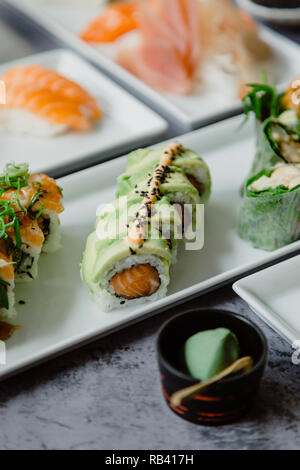 Délicieux menu sushi, pour accoucher à la maison, le dîner avec la famille et les amis Banque D'Images