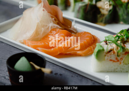 Délicieux menu sushi, pour accoucher à la maison, le dîner avec la famille et les amis Banque D'Images