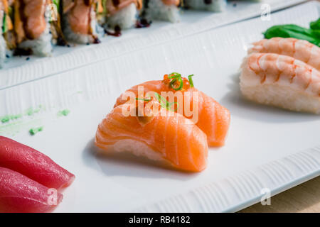 Délicieux menu sushi, pour accoucher à la maison, le dîner avec la famille et les amis Banque D'Images