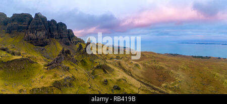 Coucher du soleil panorama du paysage volcanique accidenté au vieil homme de Storr, île de Skye, Écosse Banque D'Images