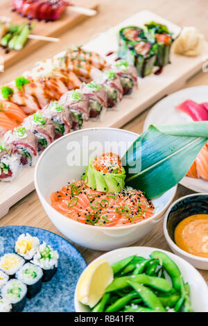 Délicieux menu sushi, pour accoucher à la maison, le dîner avec la famille et les amis Banque D'Images