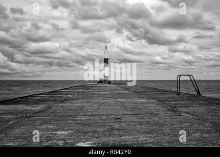 Jetée de pierre en noir et blanc avec phare dans Ceredigion Pays de Galles Aberystwyth UK Banque D'Images