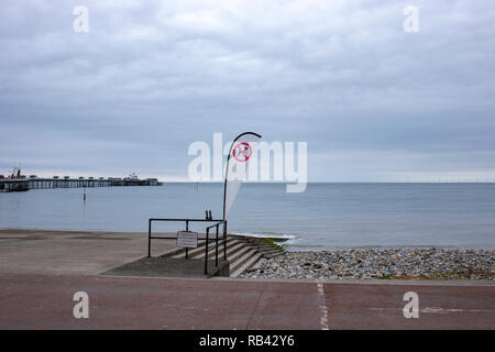 Flag flying avertissement que les chiens ne sont pas admis sur la plage à Llandudno Pays de Galles UK Banque D'Images