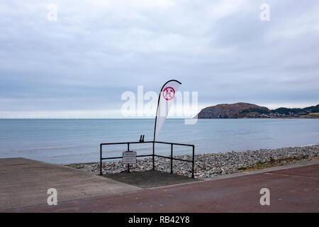 Flag flying avertissement que les chiens ne sont pas admis sur la plage à Llandudno Pays de Galles UK Banque D'Images