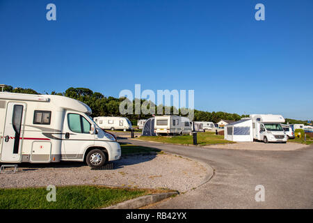 Caravanes et camping-cars sur un camping dans le Nord du Pays de Galles UK Banque D'Images