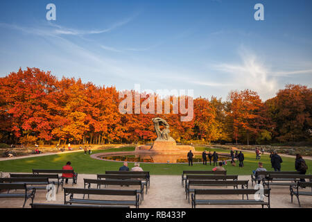 L'automne dans le parc Lazienki à Varsovie, Pologne, monument de Chopin compositeur et pianiste polonais Frédéric Chopin Banque D'Images