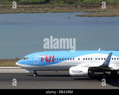 TUI Airlines Boeing 737-85P, numéro de vol OO-TUP qui décolle de l'aéroport Ioannis Kaposistrias Corfou, Grèce Banque D'Images