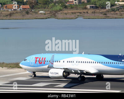 TUI Airlines Boeing 737-85P, numéro de vol OO-TUP qui décolle de l'aéroport Ioannis Kaposistrias Corfou, Grèce Banque D'Images