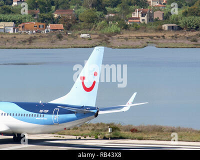 TUI Airlines Boeing 737-85P, numéro de vol OO-TUP qui décolle de l'aéroport Ioannis Kaposistrias Corfou, Grèce Banque D'Images