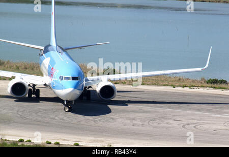 TUI Airlines Boeing 737-85P, numéro de vol OO-TUP qui décolle de l'aéroport Ioannis Kaposistrias Corfou, Grèce Banque D'Images