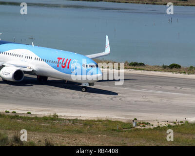 TUI Airlines Boeing 737-85P, numéro de vol OO-TUP qui décolle de l'aéroport Ioannis Kaposistrias Corfou, Grèce Banque D'Images