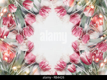 Cercle tulipes frame background bokeh avec. Composition de fleurs de printemps sur blanc, vue d'en haut. Printemps nature et vacances concept. La mise en page de l'accueil Banque D'Images