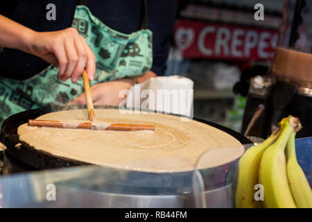 La cuisson d'une crêpe française au marché de Noël Banque D'Images